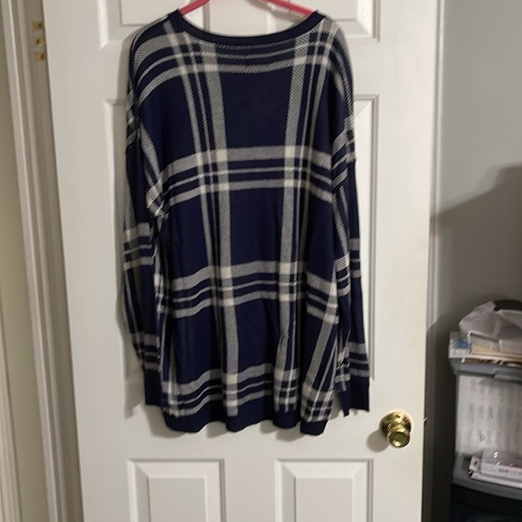 NWT Navy Plaid crew neck tunic length sweater - Picture 4 of 4
